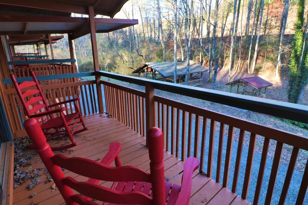 Amazing Cabin Fireplace And Stream #11 Helen Ngoại thất bức ảnh