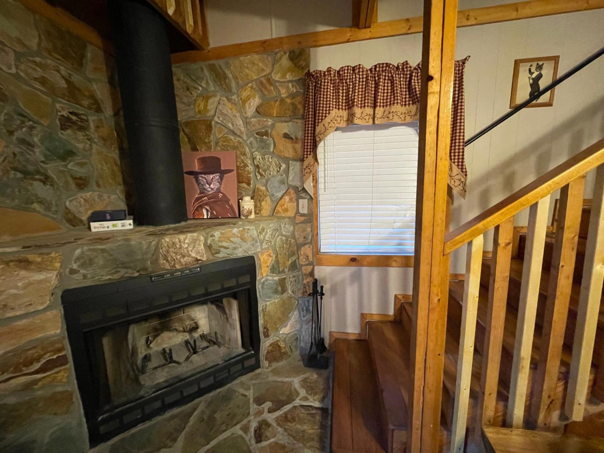 Amazing Cabin Fireplace And Stream #11 Helen Ngoại thất bức ảnh
